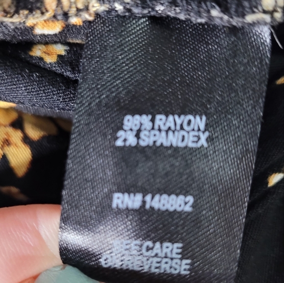 Torrid Black Floral Challis Tie Front Tapered Pant Size 1x - Picture 4 of 5